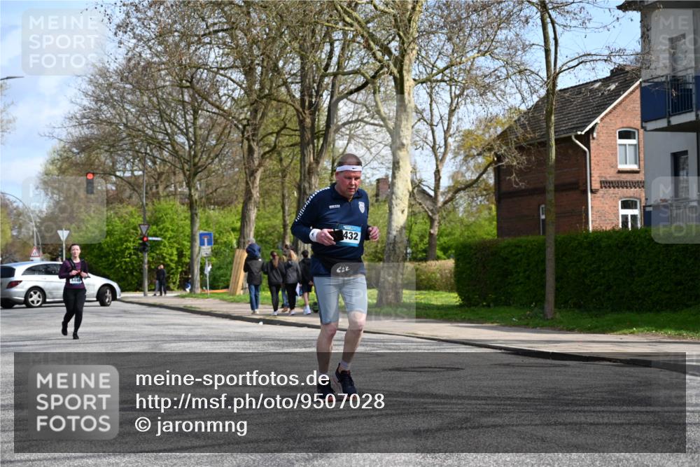 12.04.2026 - 45. Internationalen Wilhelmsburger Insellauf J. Mangold http://msf.ph/oto/9507028 12.04.2026 11:42:25 Ziel 2722, 5432 meine-sportfotos.de