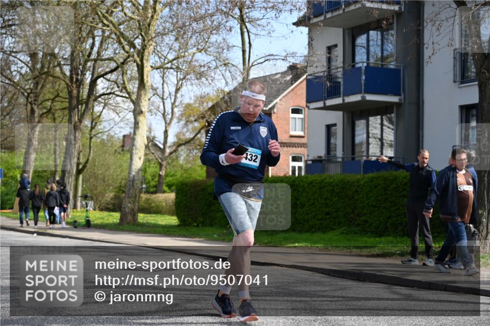 12.04.2026 - 45. Internationalen Wilhelmsburger Insellauf J. Mangold http://msf.ph/oto/9507041 12.04.2026 11:42:26 Ziel 2722, 5432 meine-sportfotos.de