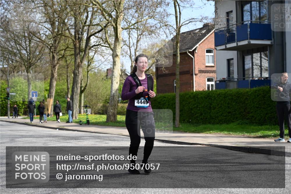 12.04.2026 - 45. Internationalen Wilhelmsburger Insellauf J. Mangold http://msf.ph/oto/9507057 12.04.2026 11:42:32 Ziel 2722, 5432 meine-sportfotos.de