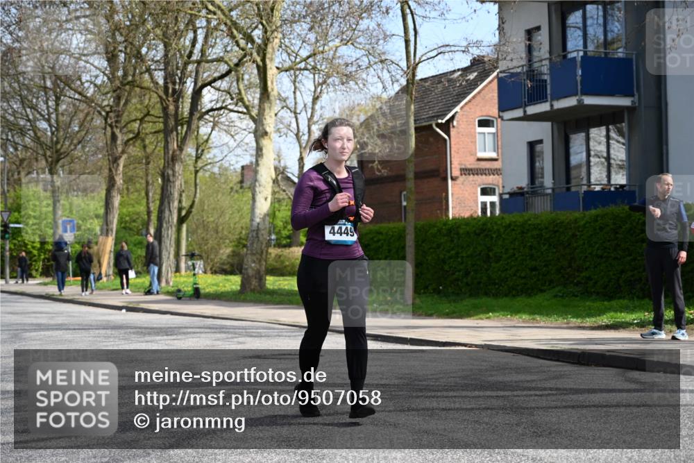 12.04.2026 - 45. Internationalen Wilhelmsburger Insellauf J. Mangold http://msf.ph/oto/9507058 12.04.2026 11:42:33 Ziel 2722, 5432 meine-sportfotos.de