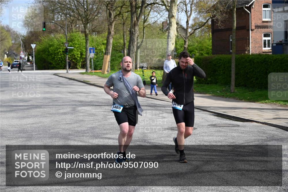 12.04.2026 - 45. Internationalen Wilhelmsburger Insellauf J. Mangold http://msf.ph/oto/9507090 12.04.2026 11:43:21 Ziel 3465, 3464 meine-sportfotos.de