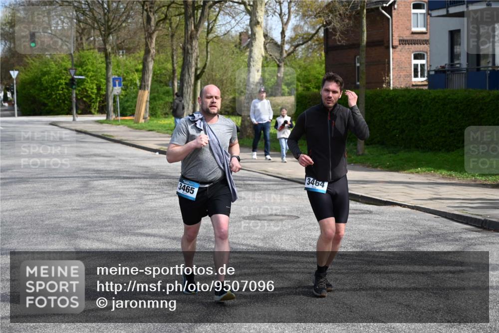 12.04.2026 - 45. Internationalen Wilhelmsburger Insellauf J. Mangold http://msf.ph/oto/9507096 12.04.2026 11:43:21 Ziel 3465, 3464 meine-sportfotos.de