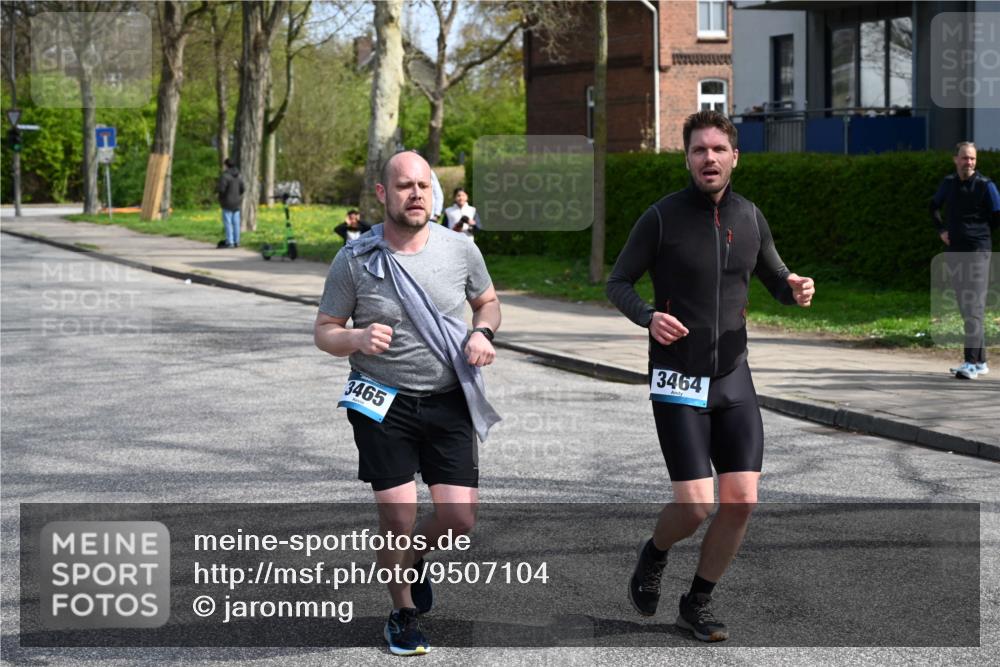 12.04.2026 - 45. Internationalen Wilhelmsburger Insellauf J. Mangold http://msf.ph/oto/9507104 12.04.2026 11:43:22 Ziel 3465, 3464, 3465, 3464 meine-sportfotos.de