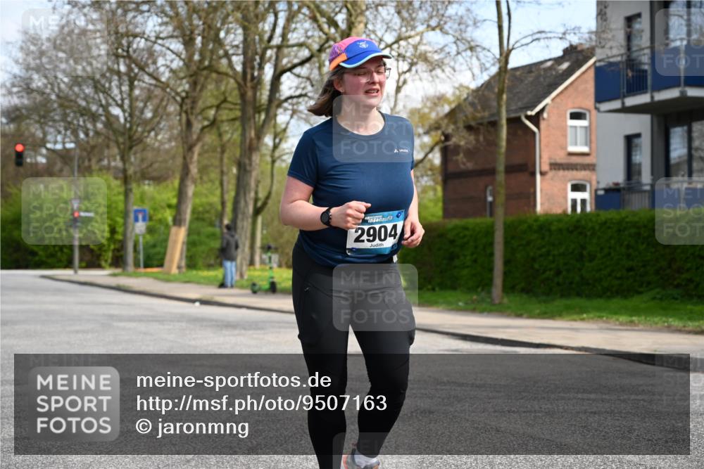 12.04.2026 - 45. Internationalen Wilhelmsburger Insellauf J. Mangold http://msf.ph/oto/9507163 12.04.2026 11:46:10 Ziel 2904, 4685, 4688 meine-sportfotos.de