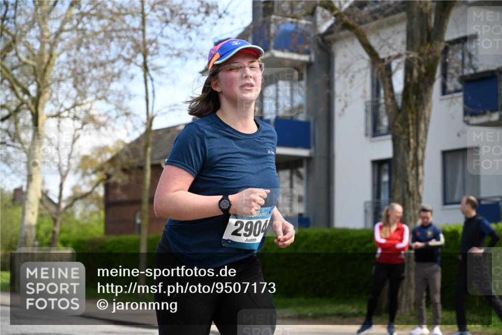 12.04.2026 - 45. Internationalen Wilhelmsburger Insellauf J. Mangold http://msf.ph/oto/9507173 12.04.2026 11:46:11 Ziel 2904, 4685, 4688 meine-sportfotos.de
