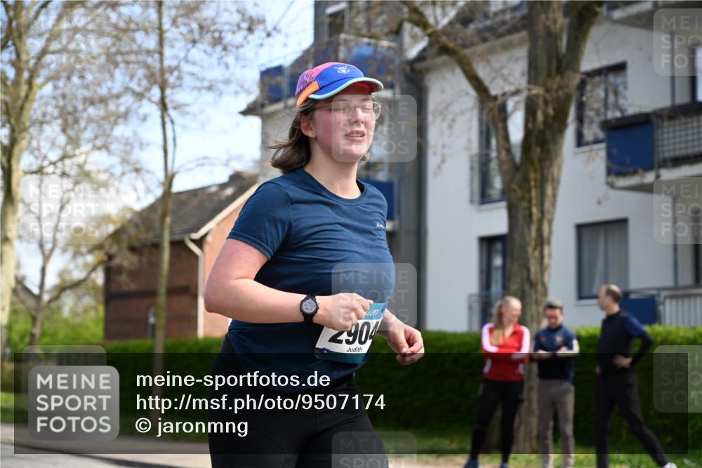 12.04.2026 - 45. Internationalen Wilhelmsburger Insellauf J. Mangold http://msf.ph/oto/9507174 12.04.2026 11:46:11 Ziel 2904, 4685, 4688 meine-sportfotos.de
