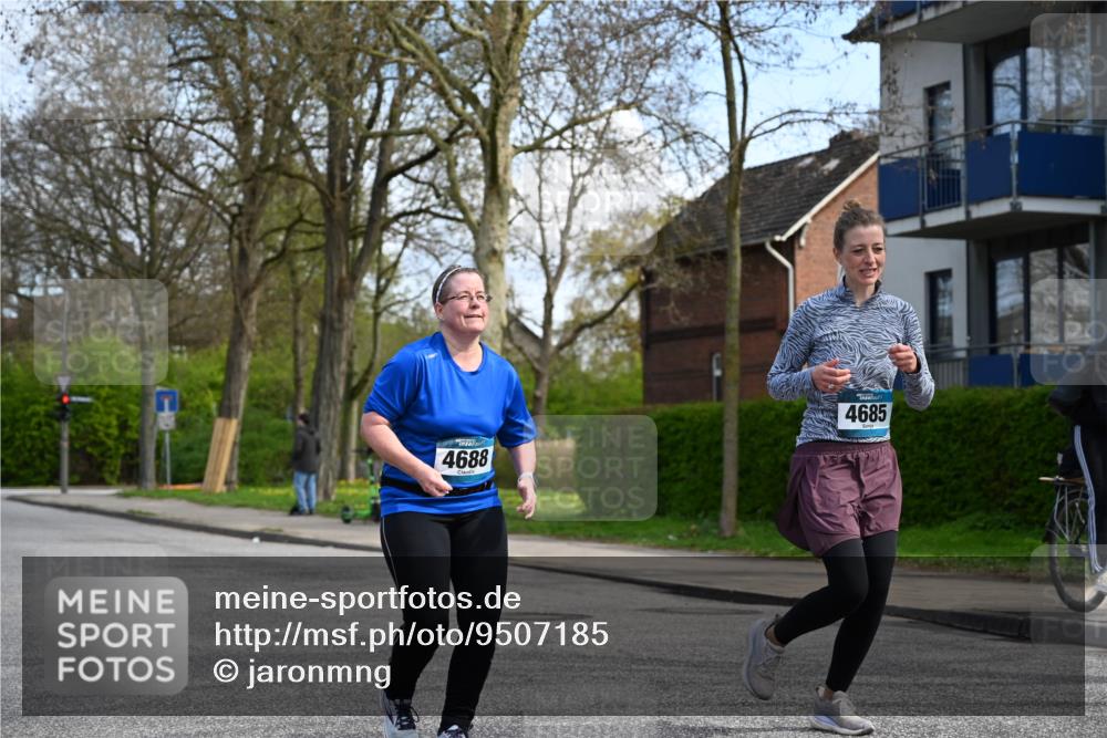 12.04.2026 - 45. Internationalen Wilhelmsburger Insellauf J. Mangold http://msf.ph/oto/9507185 12.04.2026 11:46:27 Ziel 2904, 4685, 4688, 2996 meine-sportfotos.de