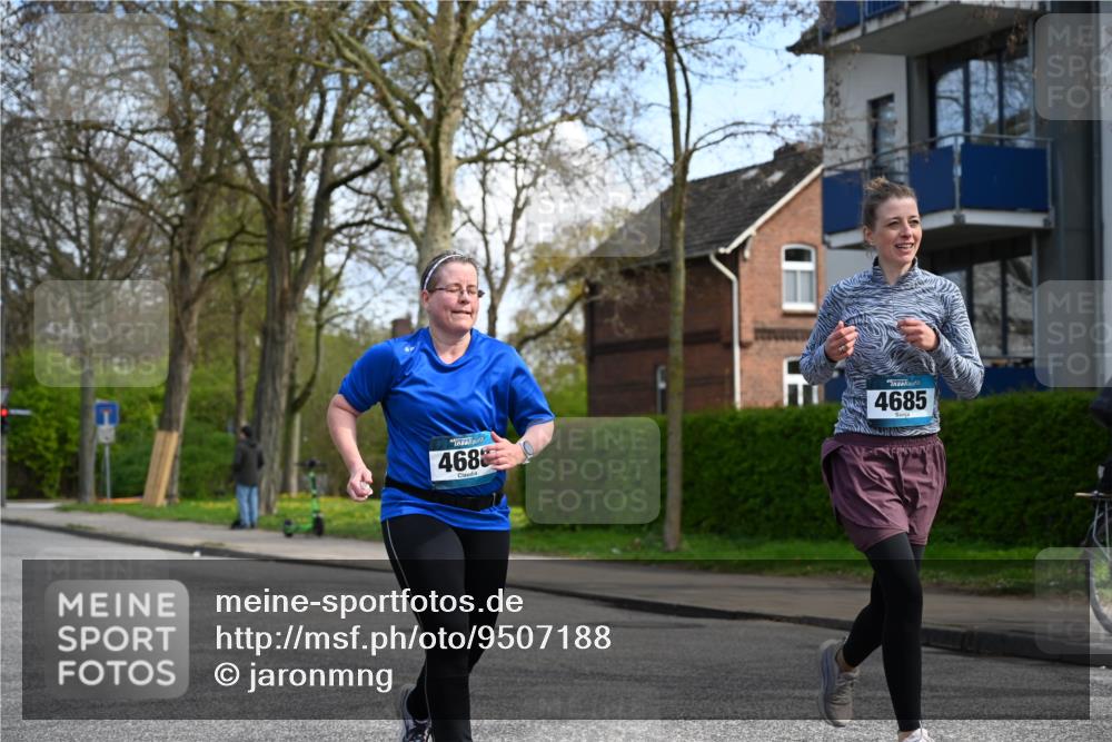 12.04.2026 - 45. Internationalen Wilhelmsburger Insellauf J. Mangold http://msf.ph/oto/9507188 12.04.2026 11:46:27 Ziel 2904, 4685, 4688, 2996 meine-sportfotos.de