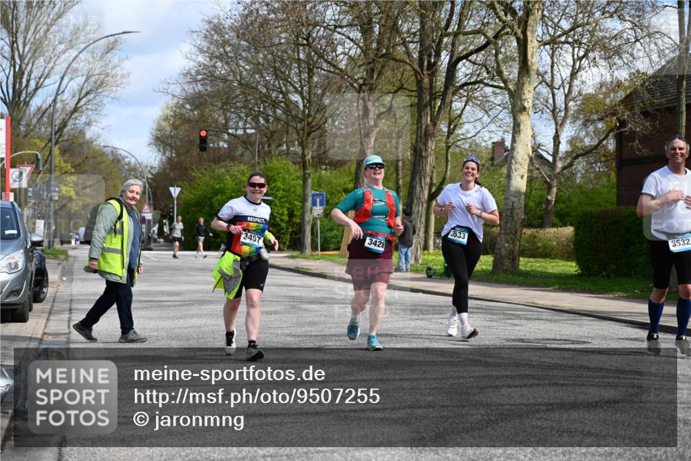 12.04.2026 - 45. Internationalen Wilhelmsburger Insellauf J. Mangold http://msf.ph/oto/9507255 12.04.2026 11:47:32 Ziel 3148, 3533, 3532, 3533, 3532, 3457 meine-sportfotos.de
