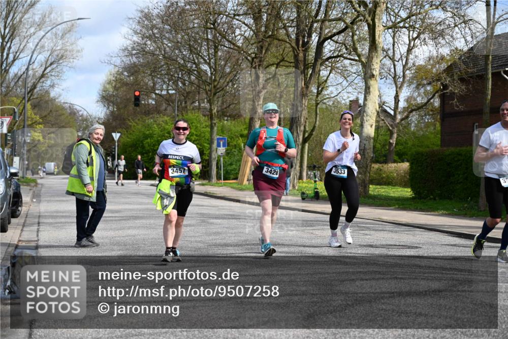 12.04.2026 - 45. Internationalen Wilhelmsburger Insellauf J. Mangold http://msf.ph/oto/9507258 12.04.2026 11:47:33 Ziel 3148, 3533, 3532, 3457, 3457 meine-sportfotos.de