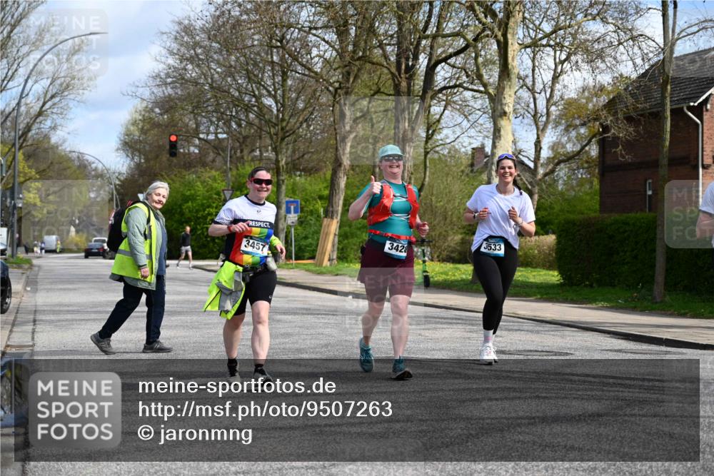 12.04.2026 - 45. Internationalen Wilhelmsburger Insellauf J. Mangold http://msf.ph/oto/9507263 12.04.2026 11:47:33 Ziel 3148, 3533, 3532, 3457, 3457 meine-sportfotos.de
