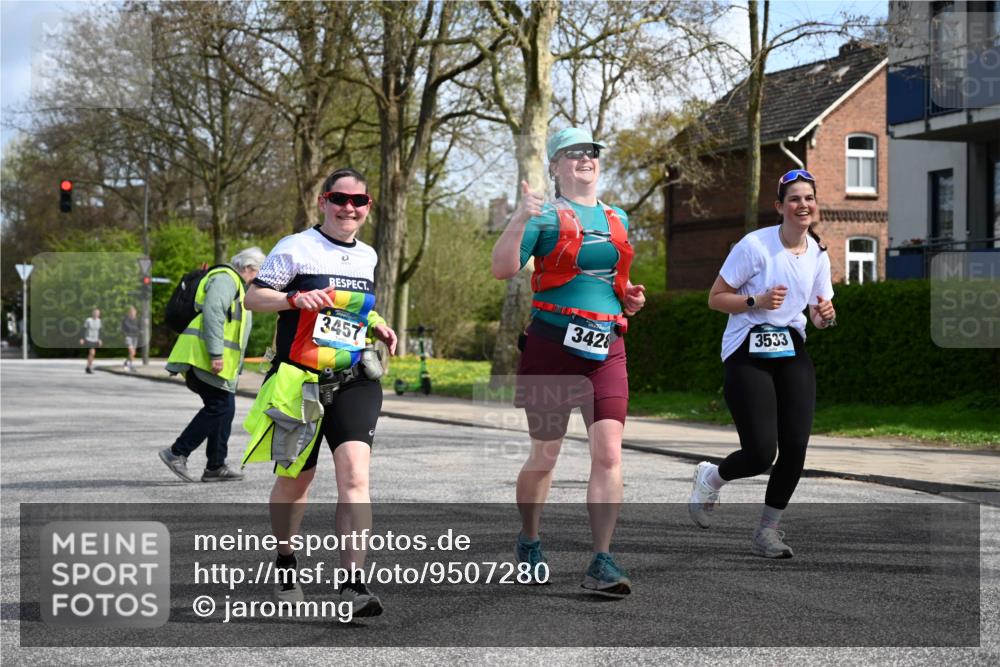 12.04.2026 - 45. Internationalen Wilhelmsburger Insellauf J. Mangold http://msf.ph/oto/9507280 12.04.2026 11:47:34 Ziel 3148, 3533, 3532, 3457 meine-sportfotos.de