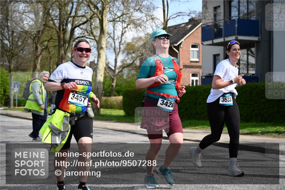 12.04.2026 - 45. Internationalen Wilhelmsburger Insellauf J. Mangold http://msf.ph/oto/9507288 12.04.2026 11:47:35 Ziel 3148, 3533, 3532, 3457 meine-sportfotos.de