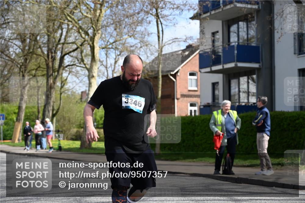 12.04.2026 - 45. Internationalen Wilhelmsburger Insellauf J. Mangold http://msf.ph/oto/9507357 12.04.2026 11:52:44 Ziel 3346 meine-sportfotos.de