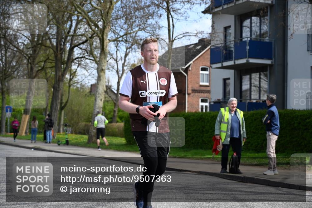 12.04.2026 - 45. Internationalen Wilhelmsburger Insellauf J. Mangold http://msf.ph/oto/9507363 12.04.2026 11:53:24 Ziel 4508, 2566, 2776 meine-sportfotos.de