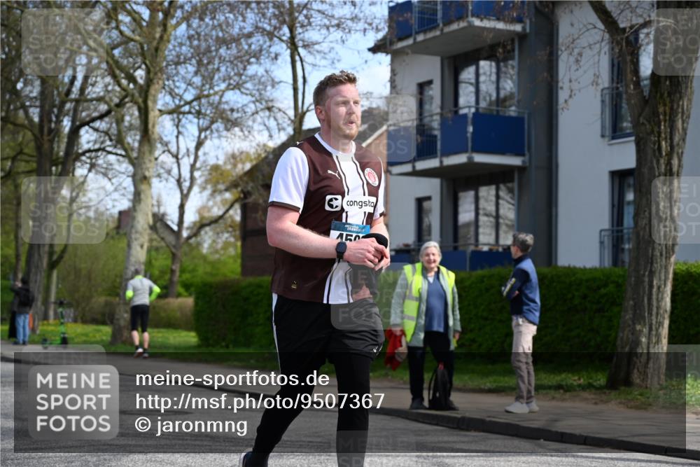 12.04.2026 - 45. Internationalen Wilhelmsburger Insellauf J. Mangold http://msf.ph/oto/9507367 12.04.2026 11:53:24 Ziel 4508, 2566, 2776 meine-sportfotos.de