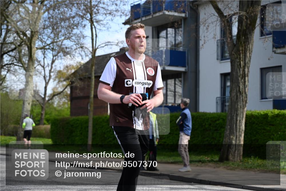 12.04.2026 - 45. Internationalen Wilhelmsburger Insellauf J. Mangold http://msf.ph/oto/9507370 12.04.2026 11:53:25 Ziel 4508, 2566, 2776 meine-sportfotos.de