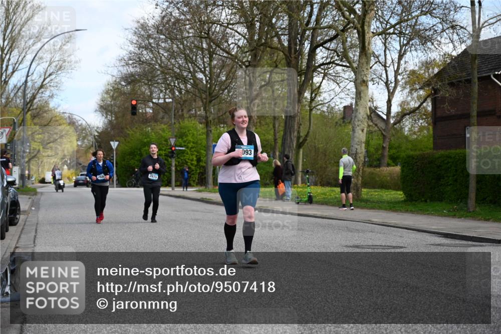 12.04.2026 - 45. Internationalen Wilhelmsburger Insellauf J. Mangold http://msf.ph/oto/9507418 12.04.2026 11:53:58 Ziel 2776, 2093, 2679, 2680 meine-sportfotos.de