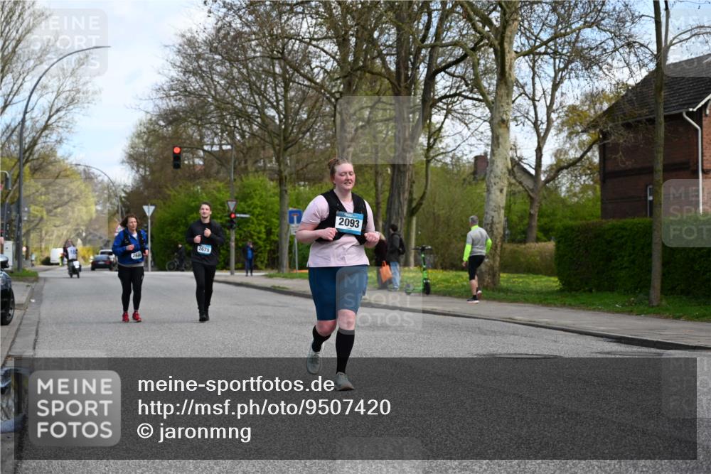 12.04.2026 - 45. Internationalen Wilhelmsburger Insellauf J. Mangold http://msf.ph/oto/9507420 12.04.2026 11:53:59 Ziel 2776, 2093, 2679, 2680 meine-sportfotos.de