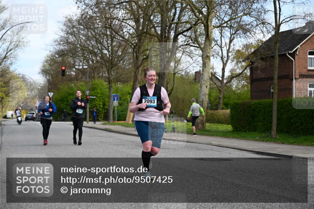 12.04.2026 - 45. Internationalen Wilhelmsburger Insellauf J. Mangold http://msf.ph/oto/9507425 12.04.2026 11:53:59 Ziel 2776, 2093, 2679, 2680 meine-sportfotos.de