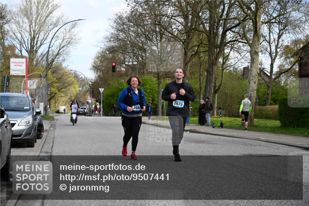 12.04.2026 - 45. Internationalen Wilhelmsburger Insellauf J. Mangold http://msf.ph/oto/9507441 12.04.2026 11:54:03 Ziel 2776, 2093, 2679, 2680 meine-sportfotos.de