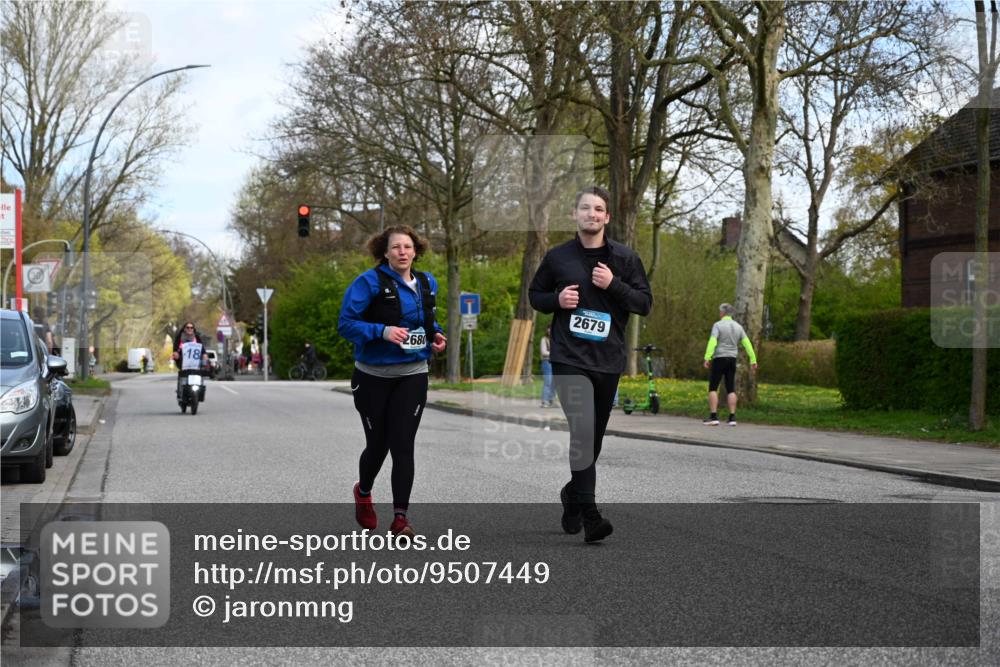 12.04.2026 - 45. Internationalen Wilhelmsburger Insellauf J. Mangold http://msf.ph/oto/9507449 12.04.2026 11:54:04 Ziel 2776, 2093, 2679, 2680 meine-sportfotos.de