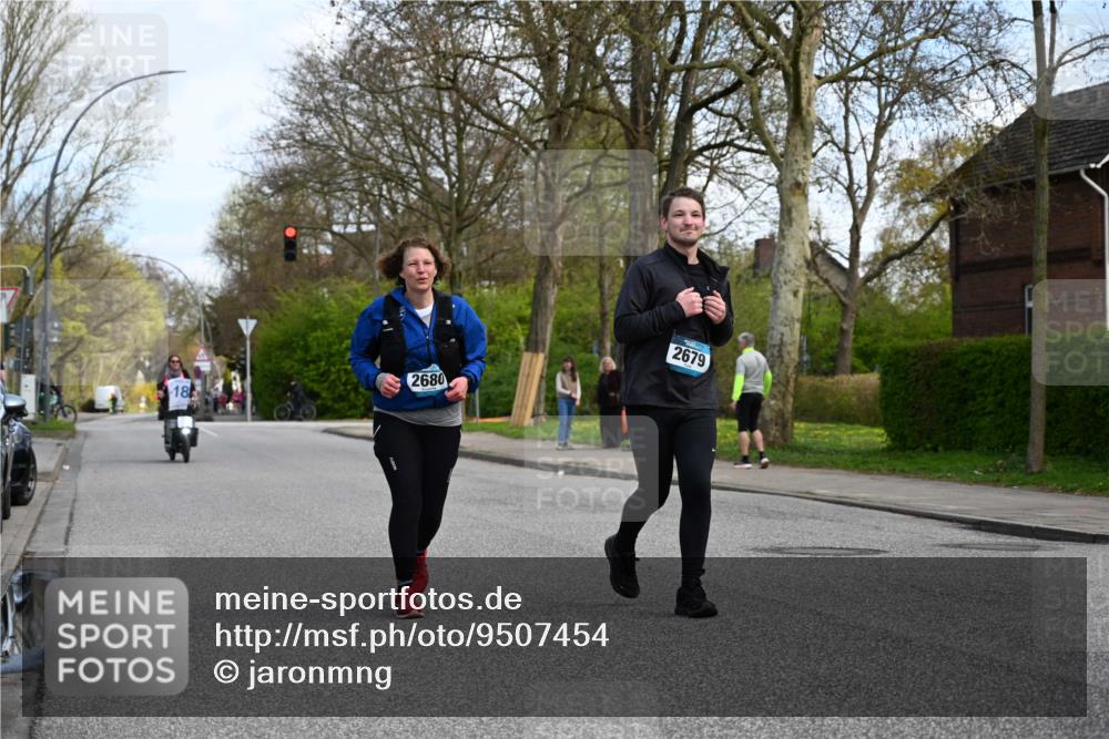 12.04.2026 - 45. Internationalen Wilhelmsburger Insellauf J. Mangold http://msf.ph/oto/9507454 12.04.2026 11:54:04 Ziel 2776, 2093, 2679, 2680 meine-sportfotos.de