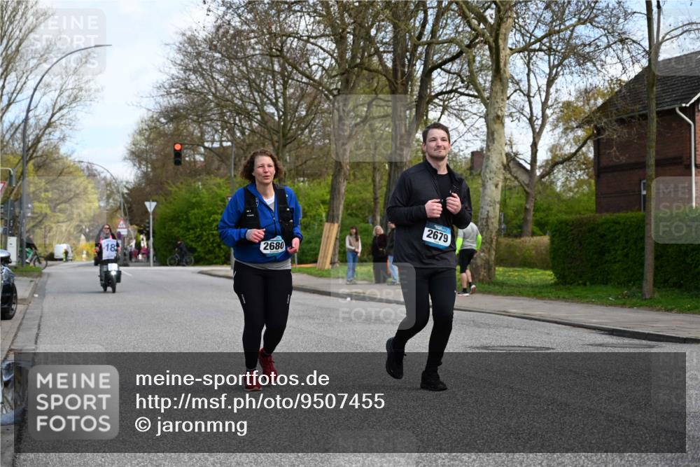12.04.2026 - 45. Internationalen Wilhelmsburger Insellauf J. Mangold http://msf.ph/oto/9507455 12.04.2026 11:54:04 Ziel 2776, 2093, 2679, 2680 meine-sportfotos.de