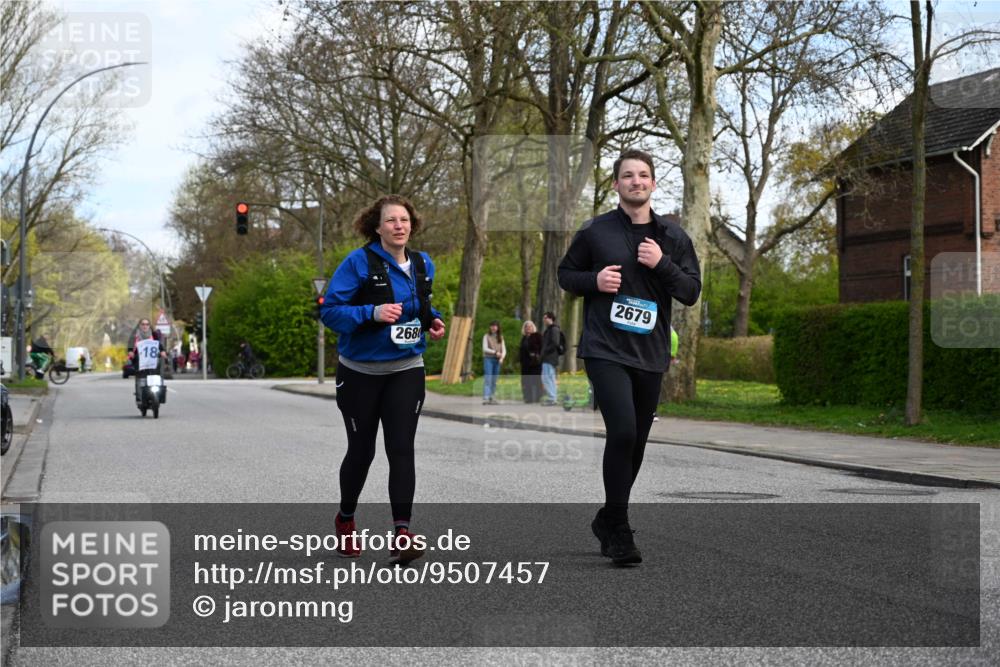 12.04.2026 - 45. Internationalen Wilhelmsburger Insellauf J. Mangold http://msf.ph/oto/9507457 12.04.2026 11:54:04 Ziel 2776, 2093, 2679, 2680 meine-sportfotos.de