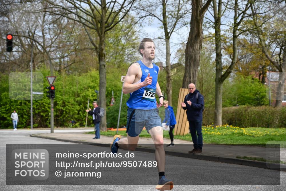 12.04.2026 - 45. Internationalen Wilhelmsburger Insellauf J. Mangold http://msf.ph/oto/9507489 12.04.2026 12:45:45 Ziel 5722, 4093 meine-sportfotos.de