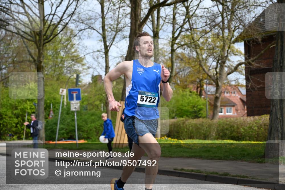12.04.2026 - 45. Internationalen Wilhelmsburger Insellauf J. Mangold http://msf.ph/oto/9507492 12.04.2026 12:45:45 Ziel 5722, 4093 meine-sportfotos.de