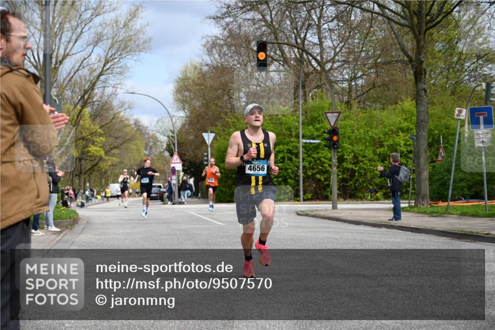12.04.2026 - 45. Internationalen Wilhelmsburger Insellauf J. Mangold http://msf.ph/oto/9507570 12.04.2026 12:47:07 Ziel 3048, 5413, 4656, 5556, 5709, 3750, 3301, 4466, 5495, 3452, 4877 meine-sportfotos.de