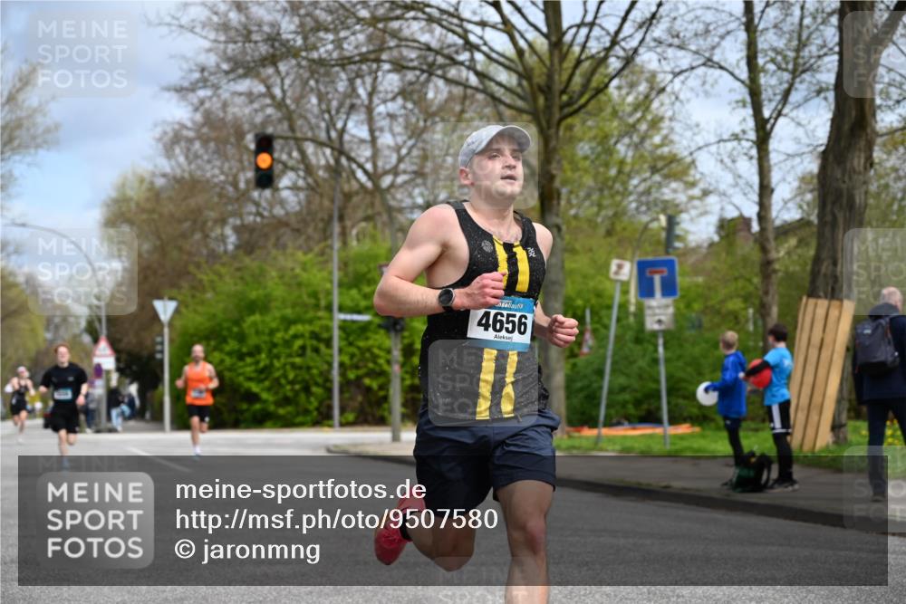 12.04.2026 - 45. Internationalen Wilhelmsburger Insellauf J. Mangold http://msf.ph/oto/9507580 12.04.2026 12:47:08 Ziel 3048, 5413, 4656, 5556, 5709, 3750, 3301, 4466, 5495, 3452, 4877 meine-sportfotos.de