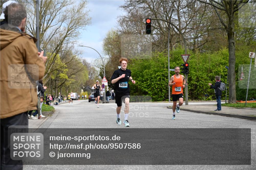 12.04.2026 - 45. Internationalen Wilhelmsburger Insellauf J. Mangold http://msf.ph/oto/9507586 12.04.2026 12:47:10 Ziel 5413, 4656, 5556, 5709, 3750, 3301, 4466, 5495, 3452, 4877, 4874 meine-sportfotos.de