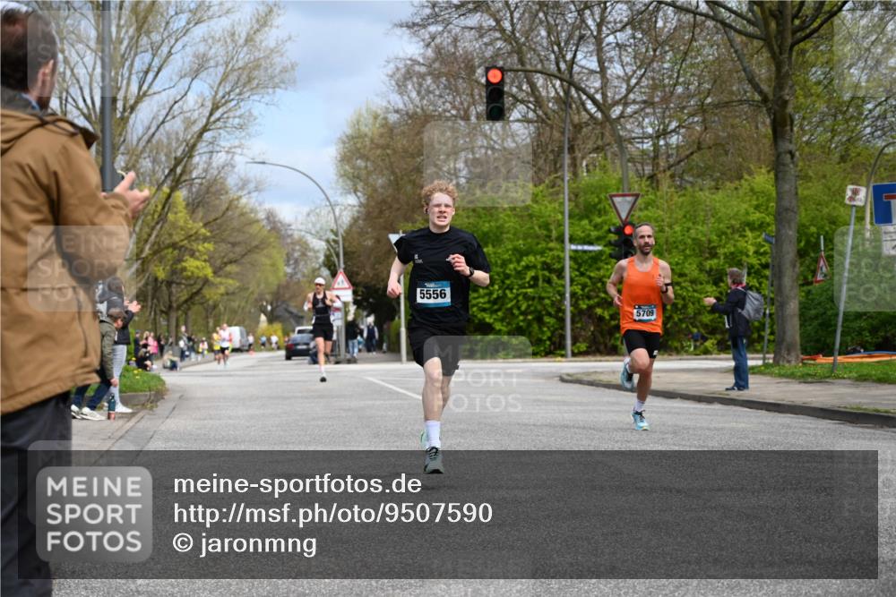 12.04.2026 - 45. Internationalen Wilhelmsburger Insellauf J. Mangold http://msf.ph/oto/9507590 12.04.2026 12:47:11 Ziel 5413, 4656, 5556, 5709, 3750, 3301, 4466, 5495, 3452, 4877, 4874 meine-sportfotos.de