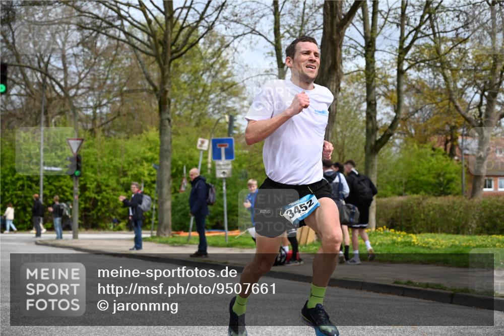 12.04.2026 - 45. Internationalen Wilhelmsburger Insellauf J. Mangold http://msf.ph/oto/9507661 12.04.2026 12:47:43 Ziel 5495, 3452, 4877, 4874, 5607, 5364, 5364, 5853 meine-sportfotos.de