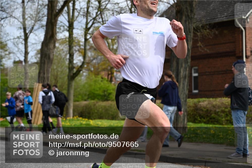 12.04.2026 - 45. Internationalen Wilhelmsburger Insellauf J. Mangold http://msf.ph/oto/9507665 12.04.2026 12:47:43 Ziel 5495, 3452, 4877, 4874, 5607, 5364, 5364, 5853 meine-sportfotos.de