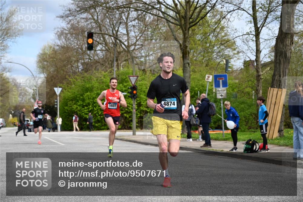 12.04.2026 - 45. Internationalen Wilhelmsburger Insellauf J. Mangold http://msf.ph/oto/9507671 12.04.2026 12:47:52 Ziel 3452, 4877, 4874, 5607, 5364, 5853, 3159 meine-sportfotos.de