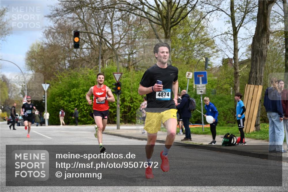 12.04.2026 - 45. Internationalen Wilhelmsburger Insellauf J. Mangold http://msf.ph/oto/9507672 12.04.2026 12:47:52 Ziel 3452, 4877, 4874, 5607, 5364, 5853, 3159 meine-sportfotos.de