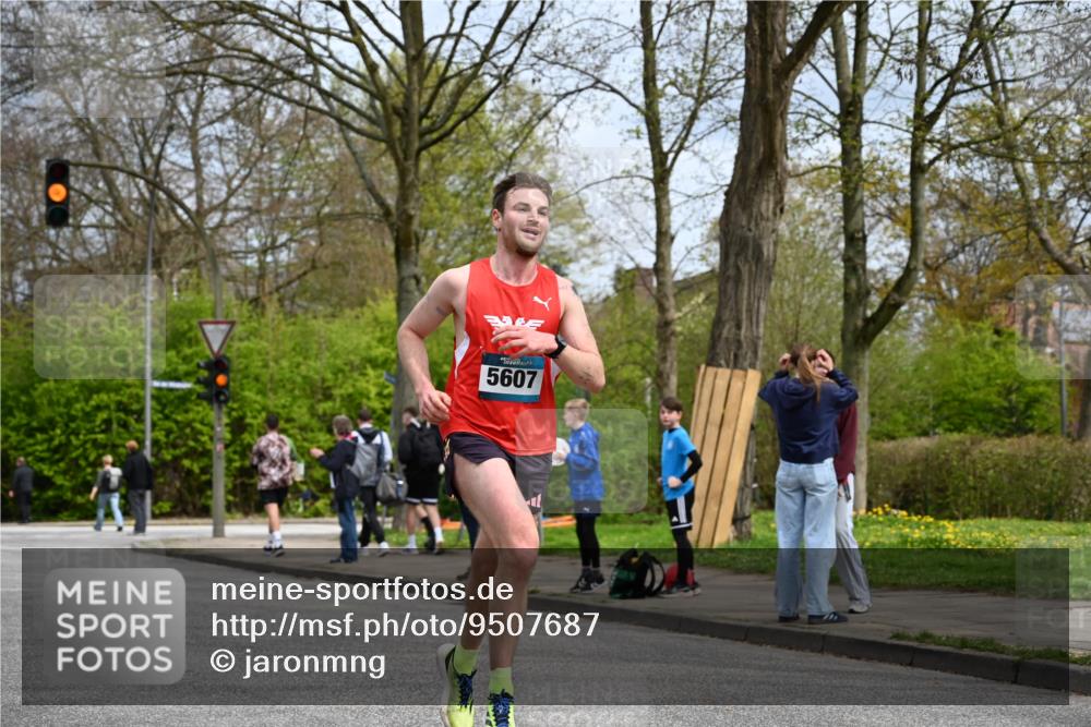 12.04.2026 - 45. Internationalen Wilhelmsburger Insellauf J. Mangold http://msf.ph/oto/9507687 12.04.2026 12:47:54 Ziel 4877, 4874, 5607, 5364, 5853, 5853, 3159 meine-sportfotos.de