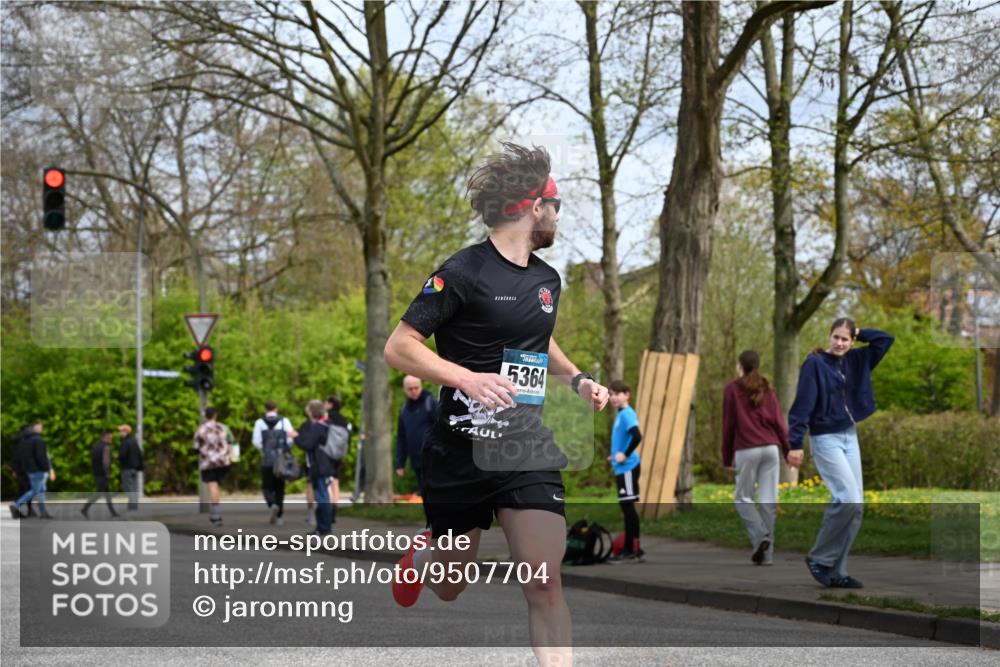 12.04.2026 - 45. Internationalen Wilhelmsburger Insellauf J. Mangold http://msf.ph/oto/9507704 12.04.2026 12:47:56 Ziel 4874, 5607, 5364, 5853, 3159, 4677, 4240 meine-sportfotos.de