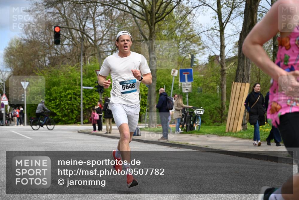 12.04.2026 - 45. Internationalen Wilhelmsburger Insellauf J. Mangold http://msf.ph/oto/9507782 12.04.2026 12:48:49 Ziel 4893, 3947, 5648, 4876, 2378, 5625, 5711, 5566, 3816 meine-sportfotos.de