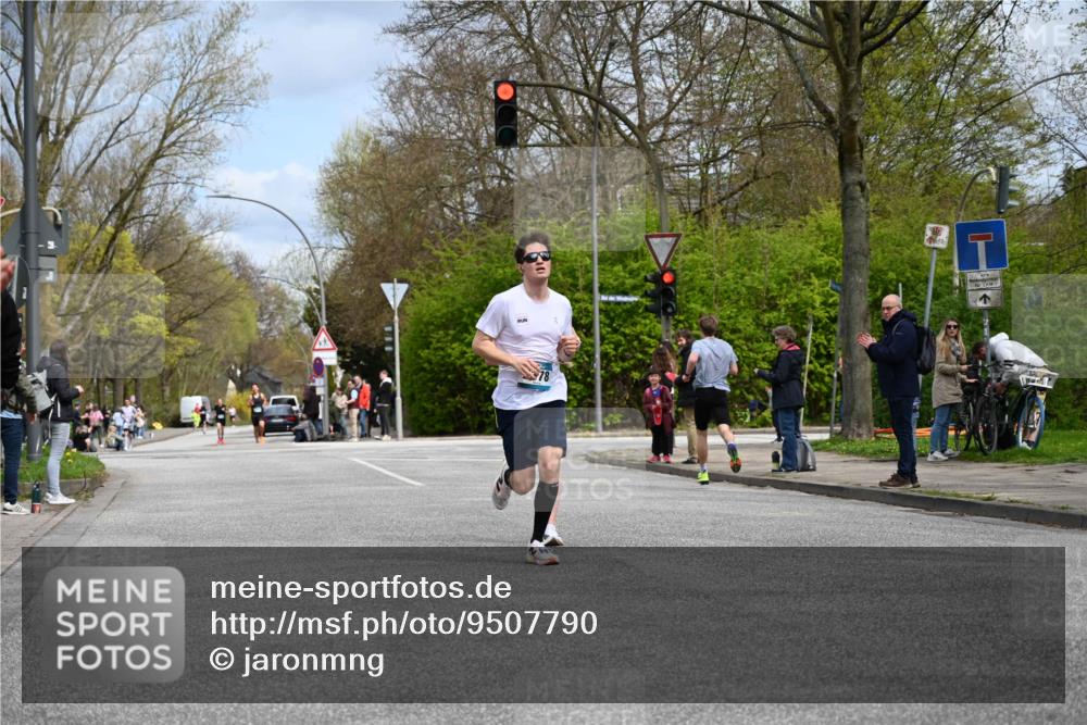 12.04.2026 - 45. Internationalen Wilhelmsburger Insellauf J. Mangold http://msf.ph/oto/9507790 12.04.2026 12:49:02 Ziel 4876, 2378, 5625, 5711, 5566, 3816, 5335, 3612, 2403, 5793 meine-sportfotos.de
