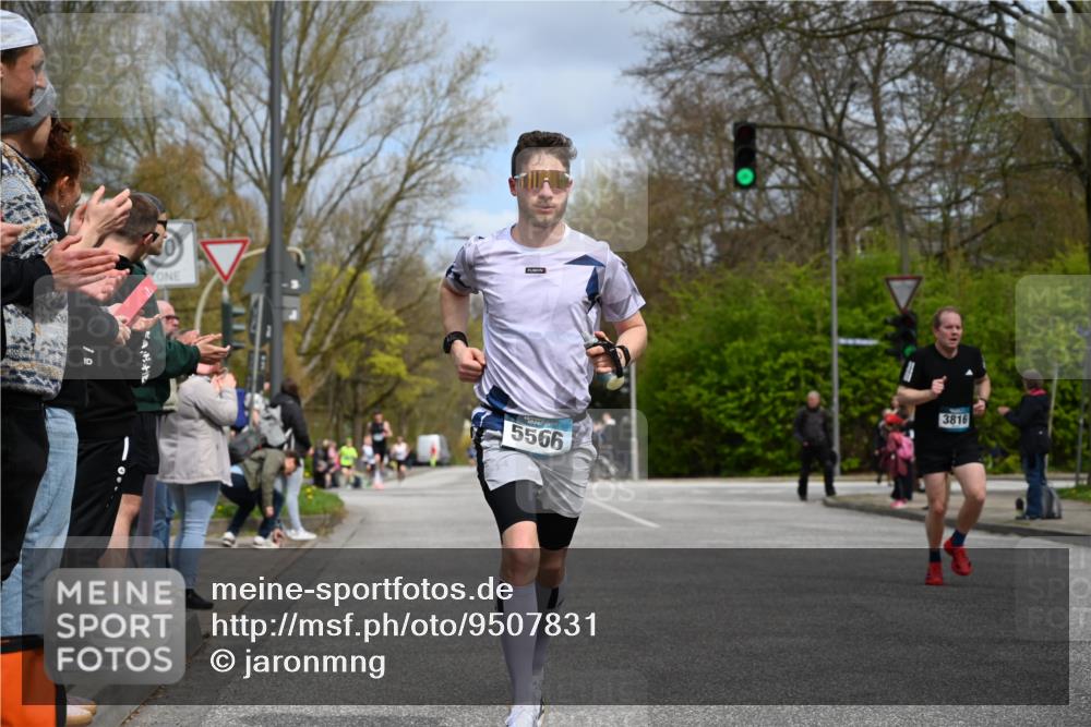 12.04.2026 - 45. Internationalen Wilhelmsburger Insellauf J. Mangold http://msf.ph/oto/9507831 12.04.2026 12:49:19 Ziel 5711, 5566, 3816, 5335, 3612, 2403, 5793, 5527, 4505 meine-sportfotos.de