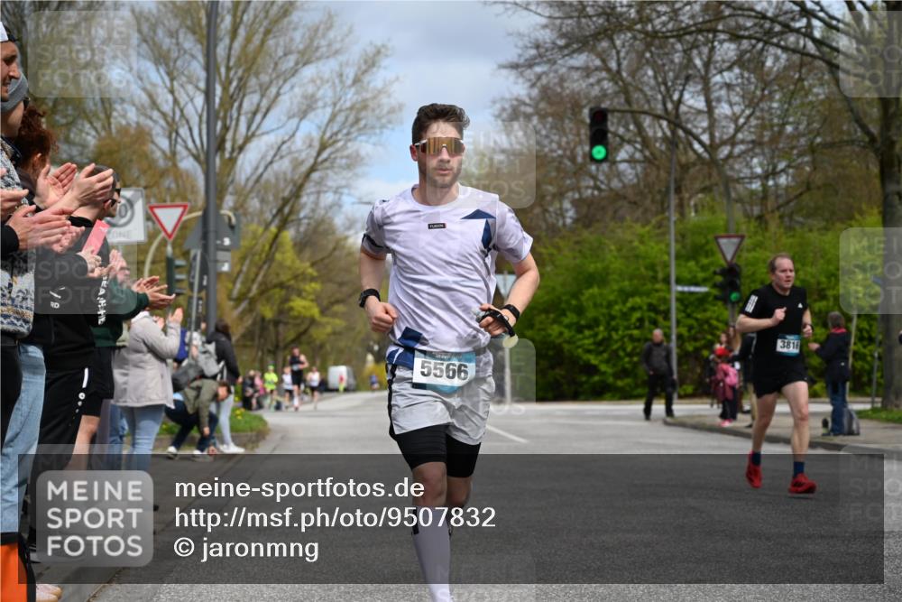 12.04.2026 - 45. Internationalen Wilhelmsburger Insellauf J. Mangold http://msf.ph/oto/9507832 12.04.2026 12:49:19 Ziel 5711, 5566, 3816, 5335, 3612, 2403, 5793, 5527, 4505 meine-sportfotos.de