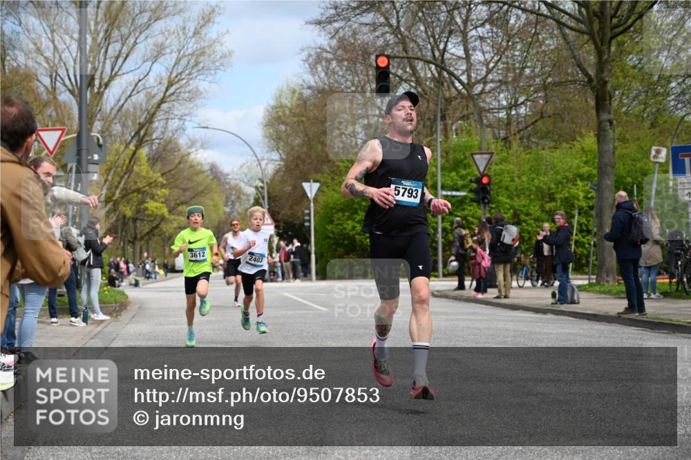 12.04.2026 - 45. Internationalen Wilhelmsburger Insellauf J. Mangold http://msf.ph/oto/9507853 12.04.2026 12:49:29 Ziel 5711, 5566, 3816, 5335, 3612, 2403, 5793, 5527, 4505, 5146 meine-sportfotos.de
