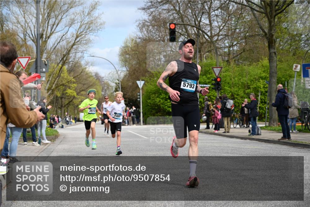 12.04.2026 - 45. Internationalen Wilhelmsburger Insellauf J. Mangold http://msf.ph/oto/9507854 12.04.2026 12:49:29 Ziel 5711, 5566, 3816, 5335, 3612, 2403, 5793, 5527, 4505, 5146 meine-sportfotos.de