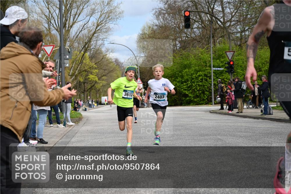 12.04.2026 - 45. Internationalen Wilhelmsburger Insellauf J. Mangold http://msf.ph/oto/9507864 12.04.2026 12:49:30 Ziel 5566, 3816, 5335, 3612, 2403, 5793, 5527, 5527, 4505, 5146, 5280 meine-sportfotos.de