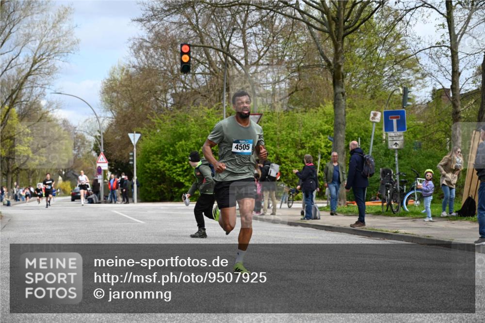 12.04.2026 - 45. Internationalen Wilhelmsburger Insellauf J. Mangold http://msf.ph/oto/9507925 12.04.2026 12:49:56 Ziel 5527, 4505, 5146, 5280, 5483, 5483, 2734, 5601, 5601, 5659, 5678 meine-sportfotos.de