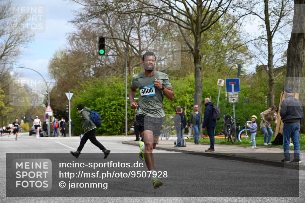 12.04.2026 - 45. Internationalen Wilhelmsburger Insellauf J. Mangold http://msf.ph/oto/9507928 12.04.2026 12:49:56 Ziel 5527, 4505, 5146, 5280, 5483, 5483, 2734, 5601, 5601, 5659, 5678 meine-sportfotos.de